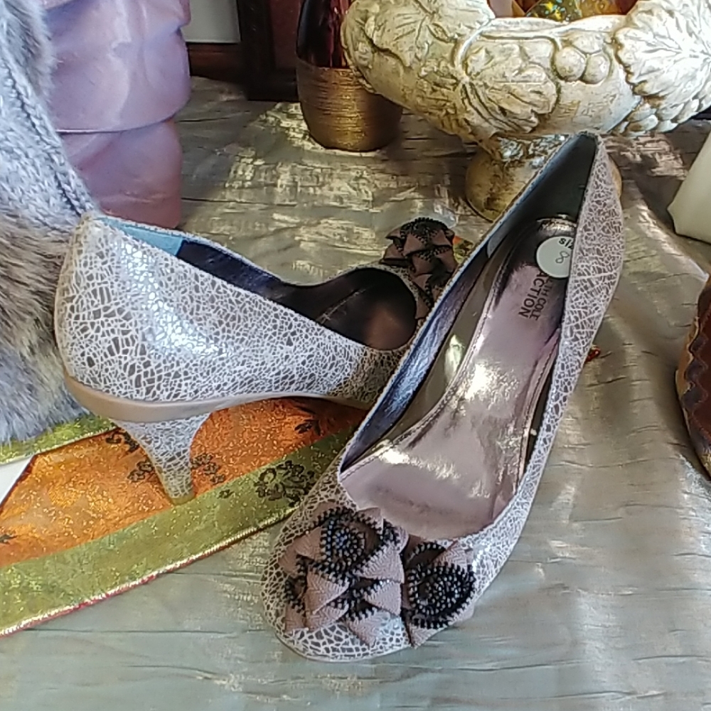 KENNETH COLE PUMPS